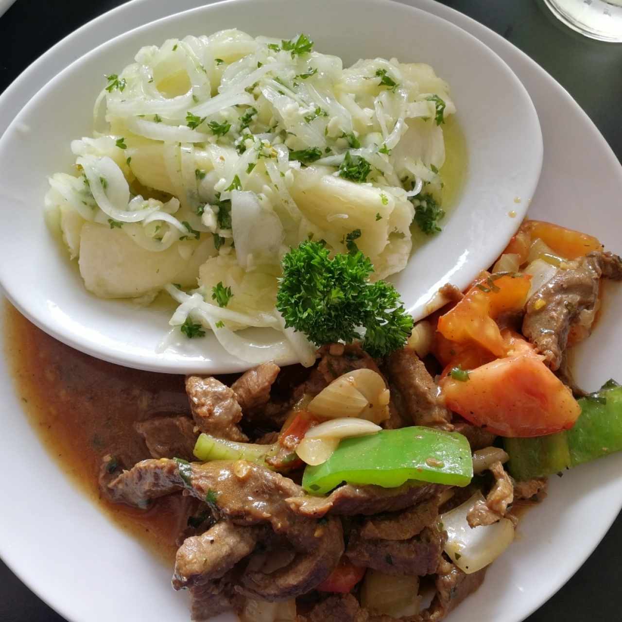 bistec picado con yuca al mojo