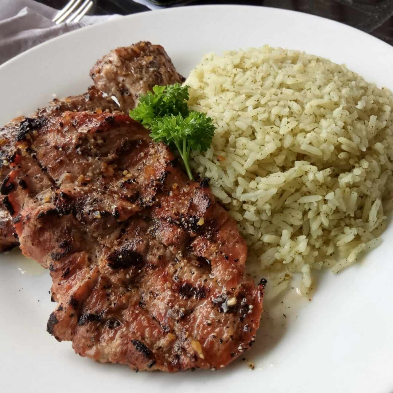 medallones de cerdo con arroz verde