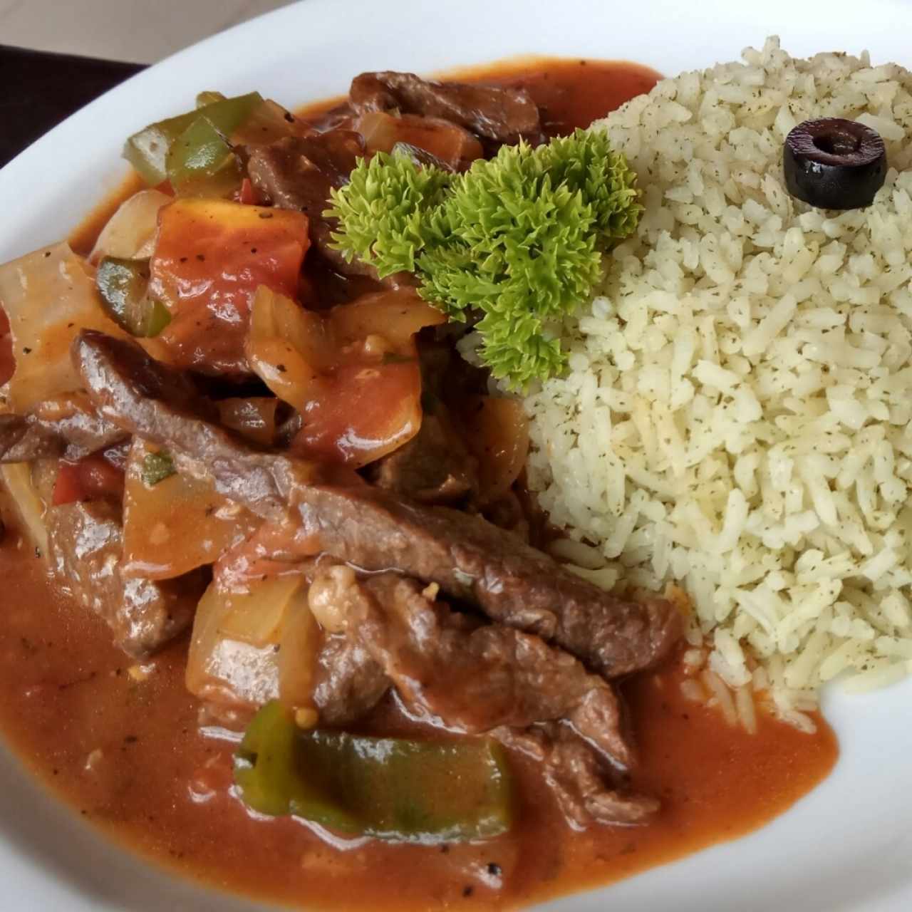 bistec picado con arroz verde