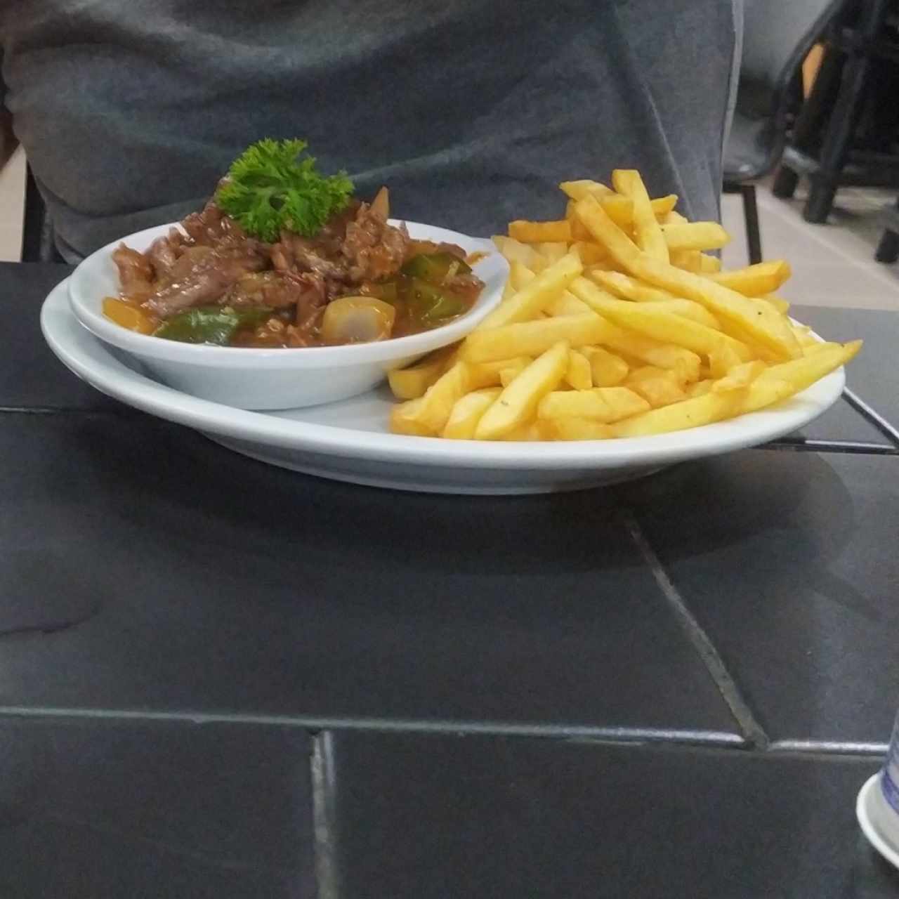 Bistec picado con papas fritas