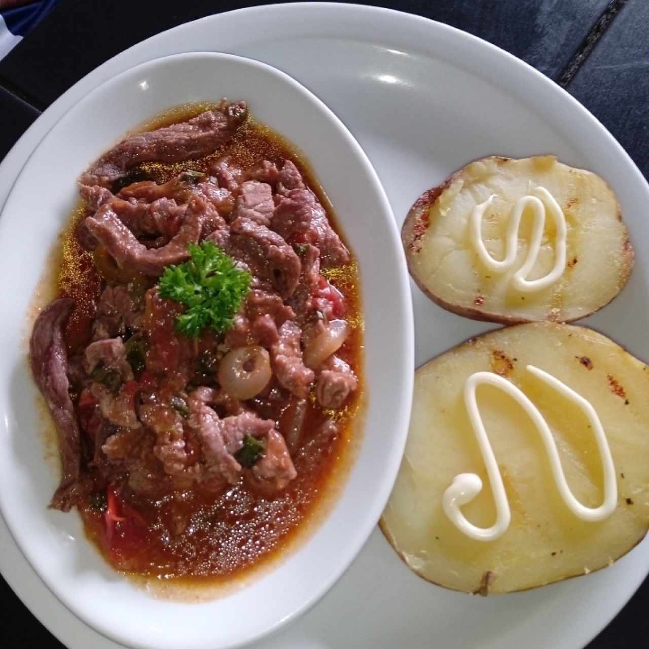 Bistec picado con papas asadas