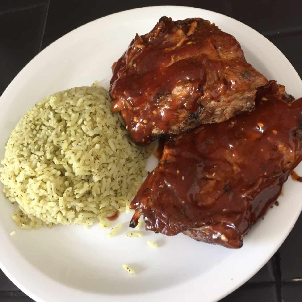 ribs con arroz verde