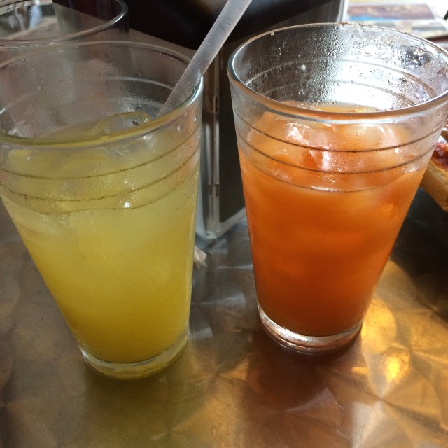 Jugo de piña y jugo de naranja con zanahoria