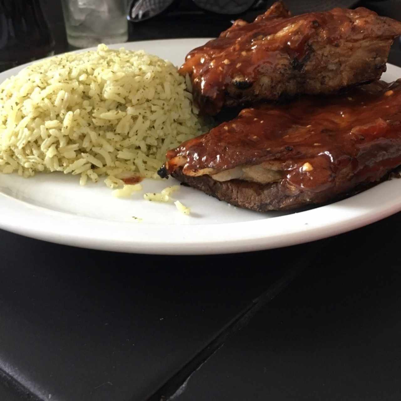 Ribs con arroz verde