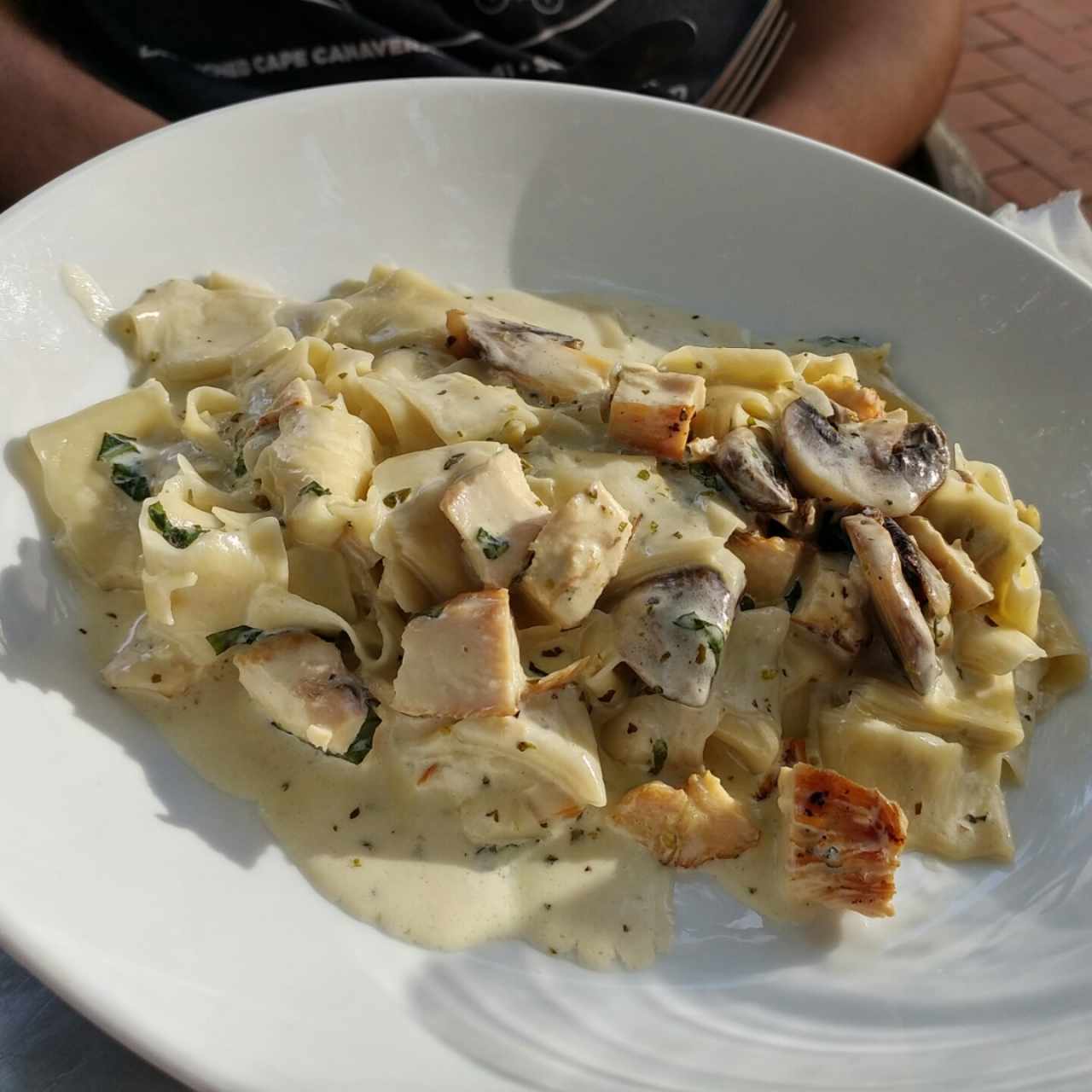 Fetuccini Alfredo con pollo y hongos