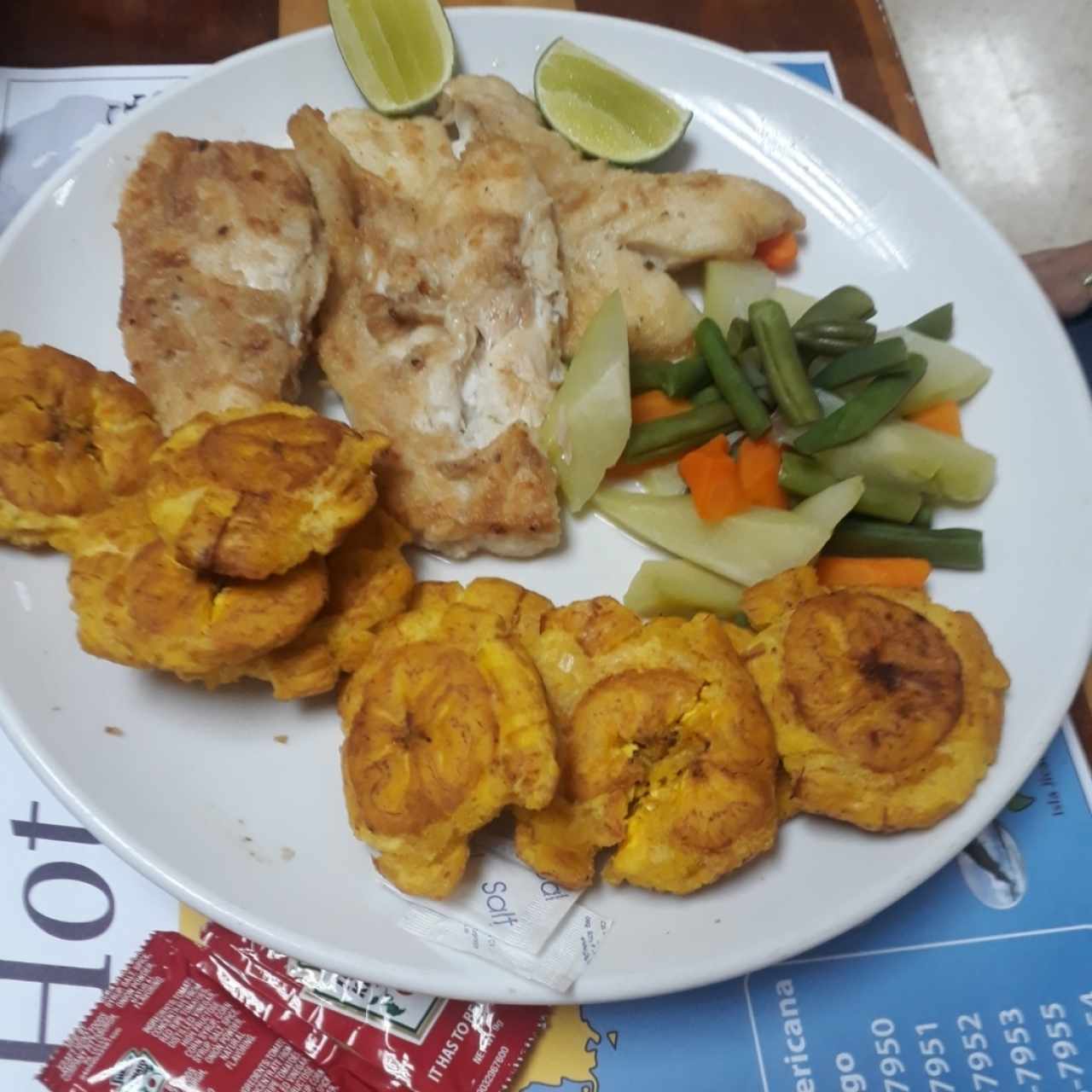 Pescado apanado con patacones