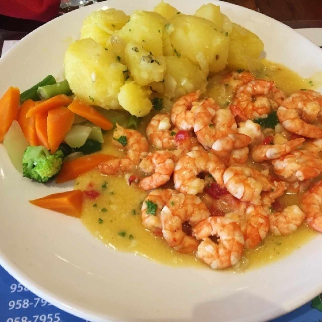 Camarones al ajillo con papas salteadas