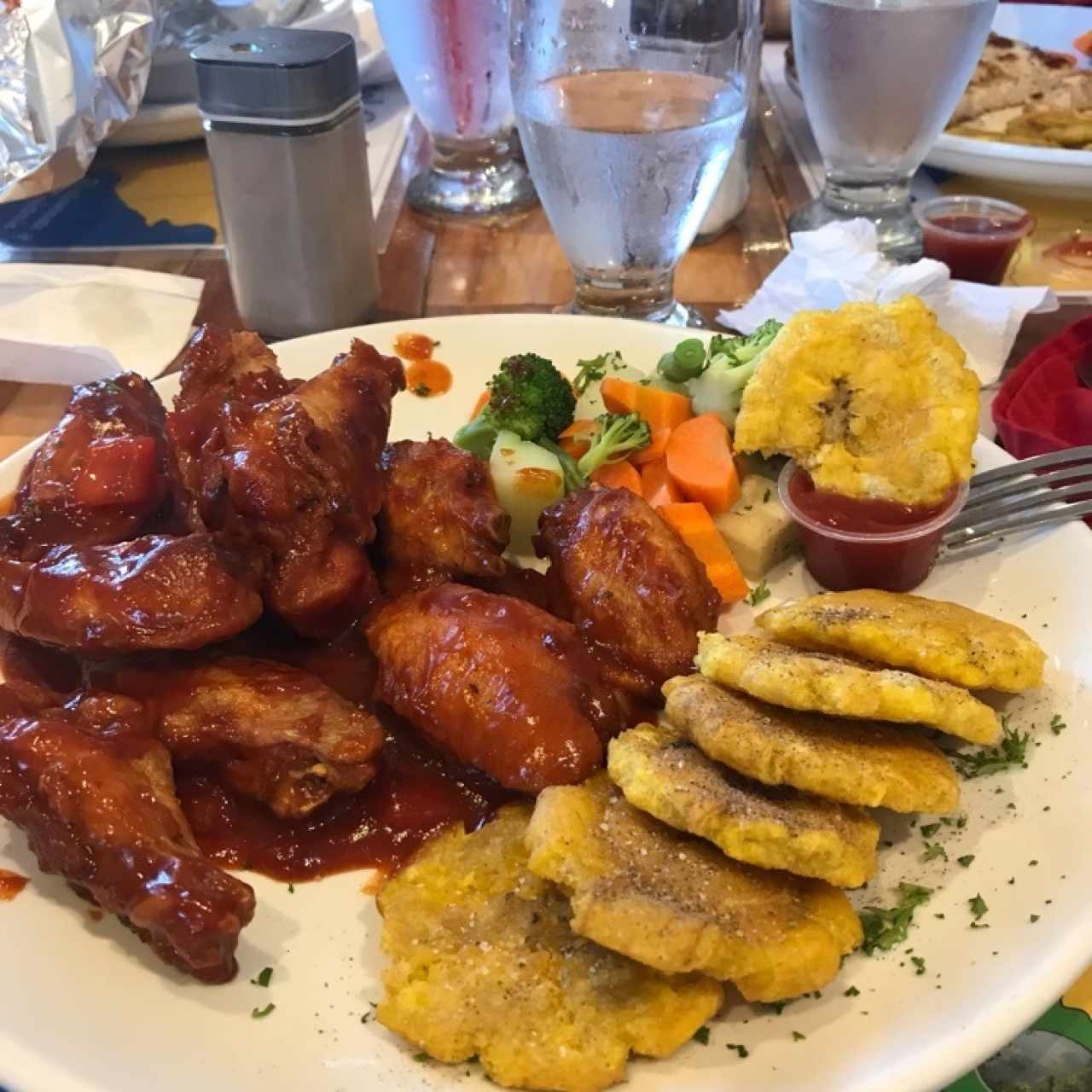 Buffalo wings con patacones