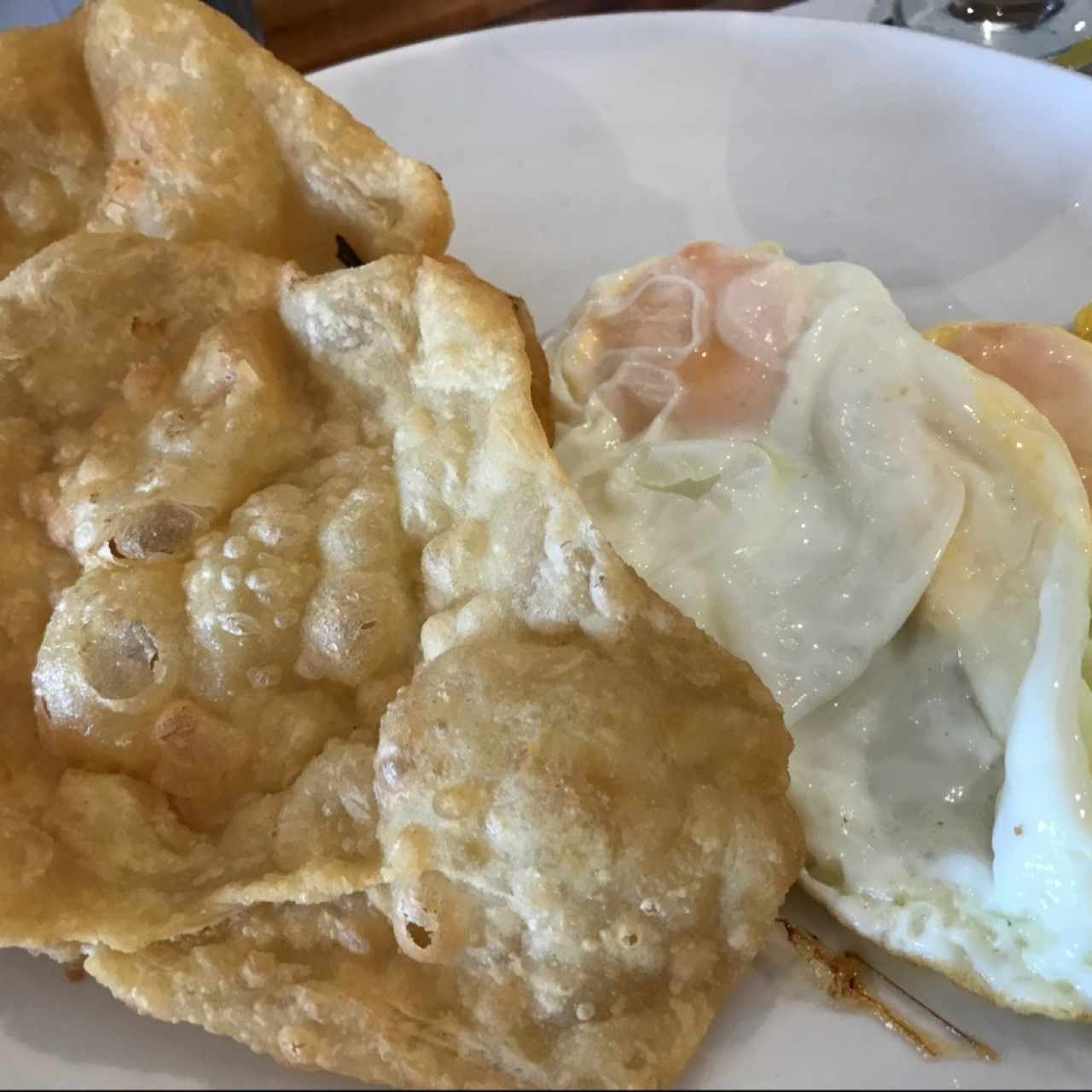 Huevos fritos y hojaldra