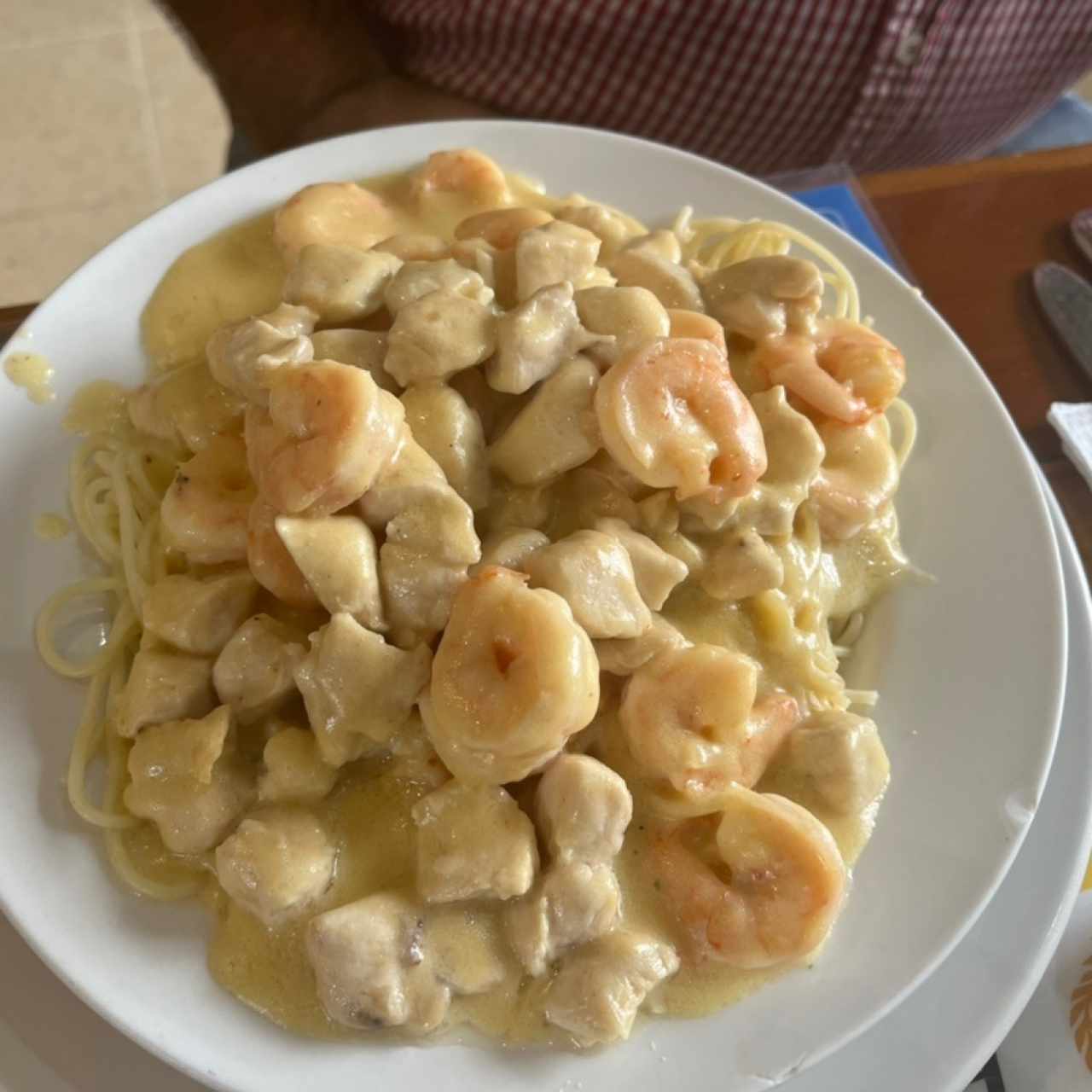 Espaguetis con camarones pollo y salsa blanca 