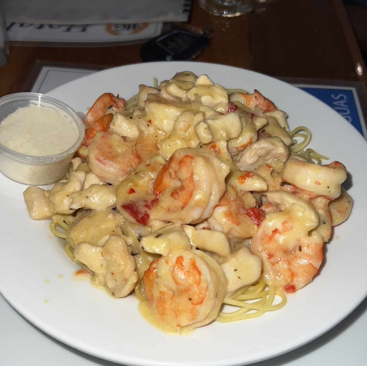 Espaguettini Mar y tierra (pollo y camarones en salsa blanca)