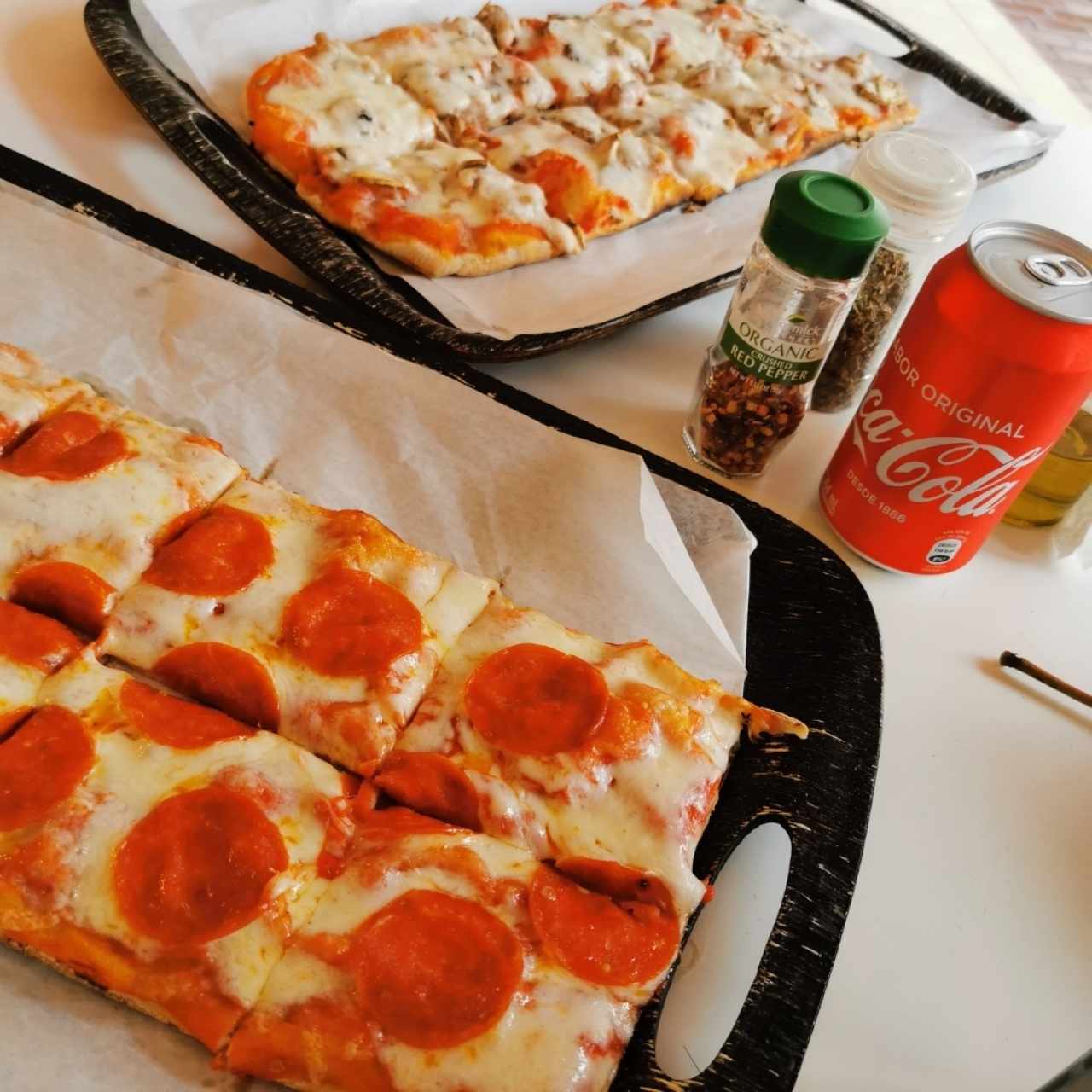 Pizza de salchicha con hongos y pizza de peperoni 