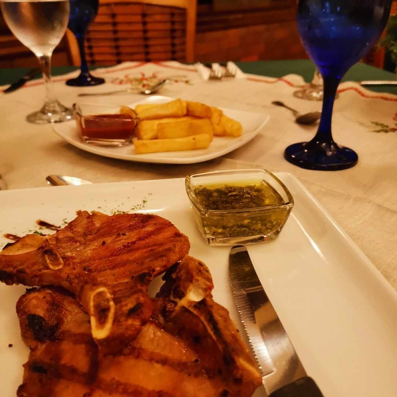 Chuletas de Cerdo con yucas fritas