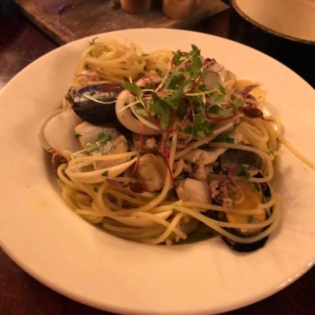 Spaghetti con mixto de mariscos en salsa de vino blanco