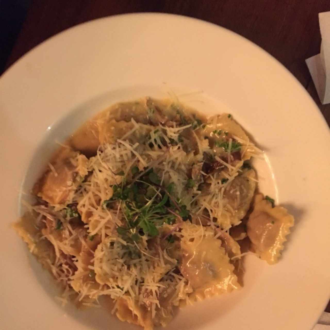 ravioli de carne con salsa de hongos