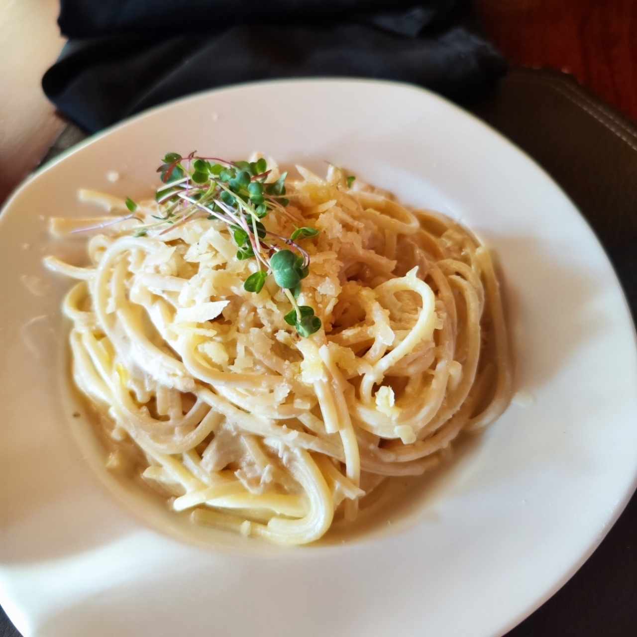 spaghetti en salsa blanca con pollo