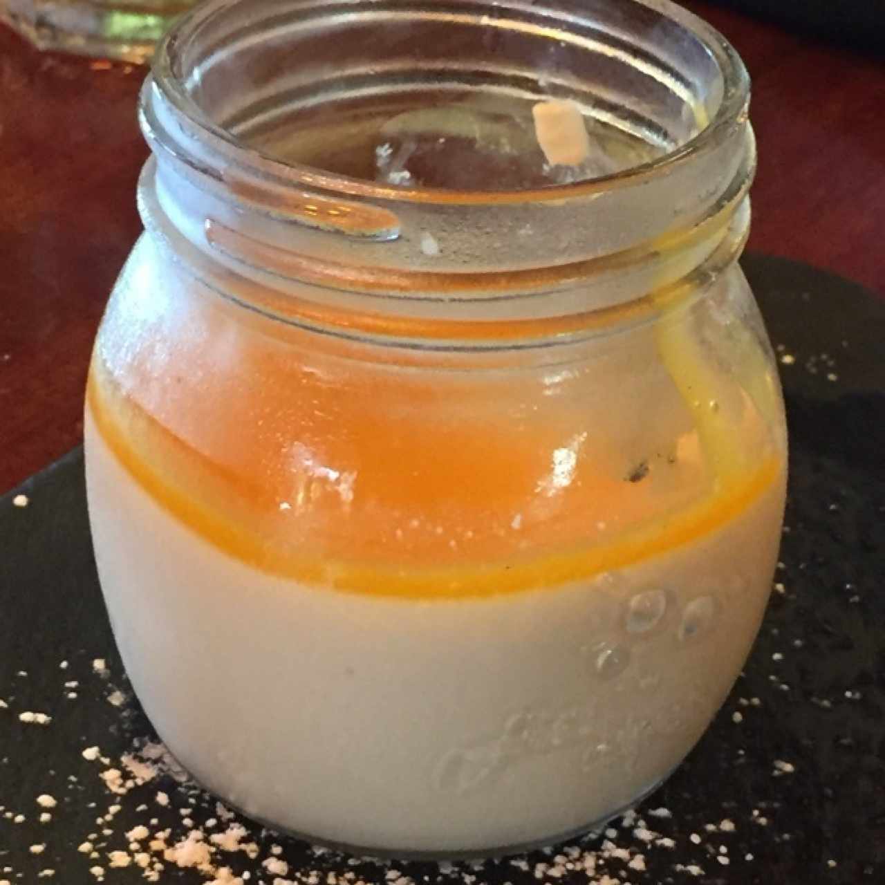 Panna cotta de infusión de flores con salsa de mango