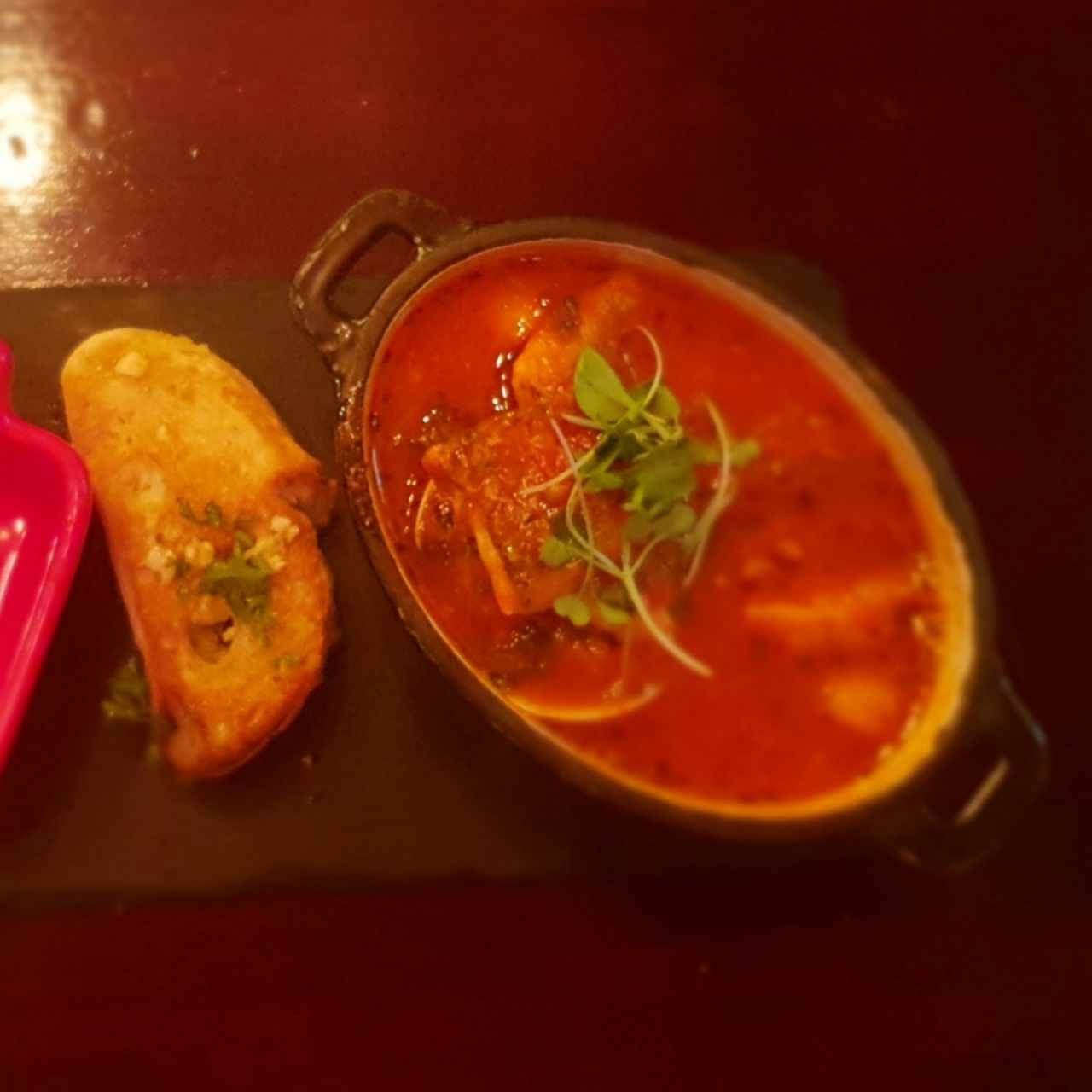 Sopa de Marisco con pan de ajo