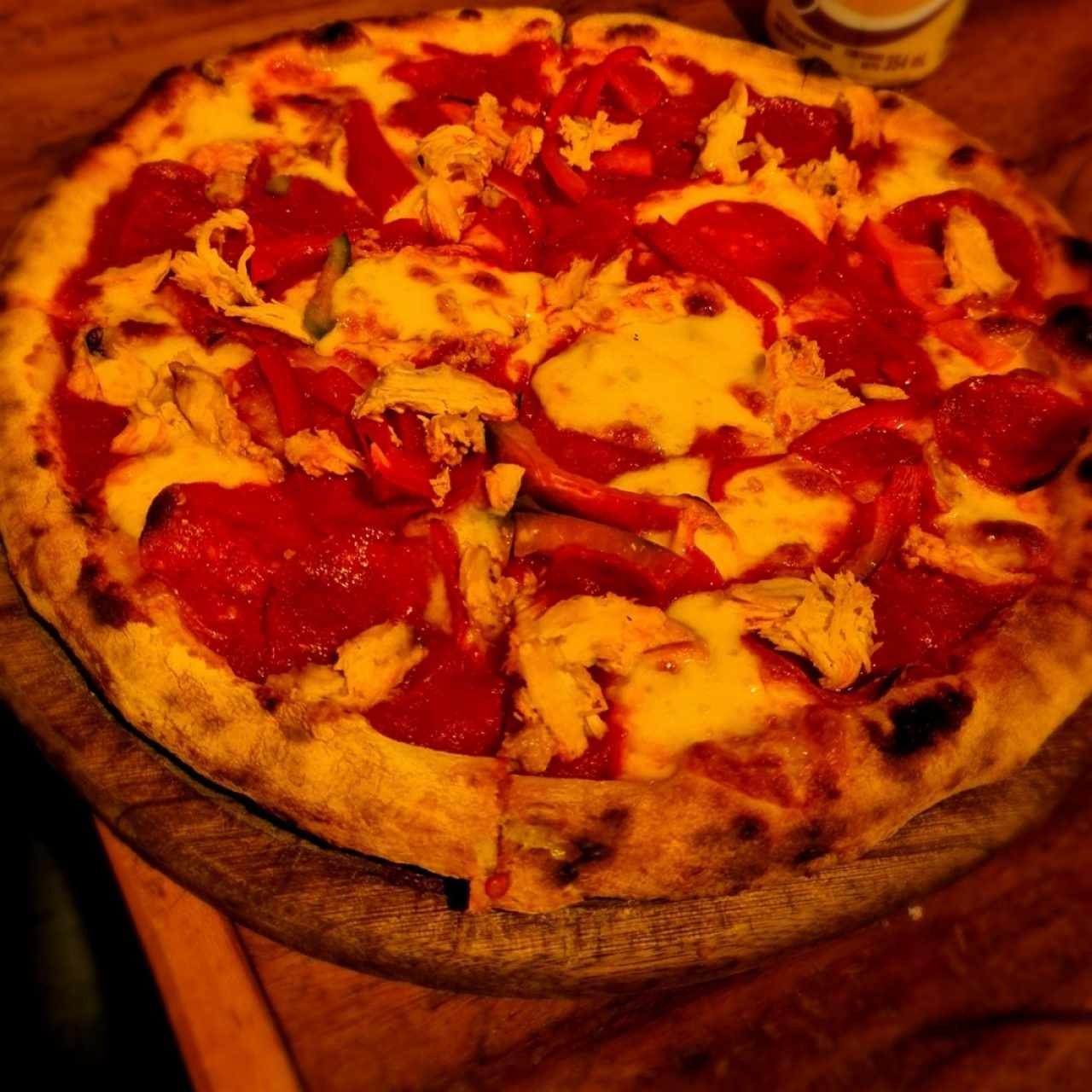 Pizza de pollo y salami