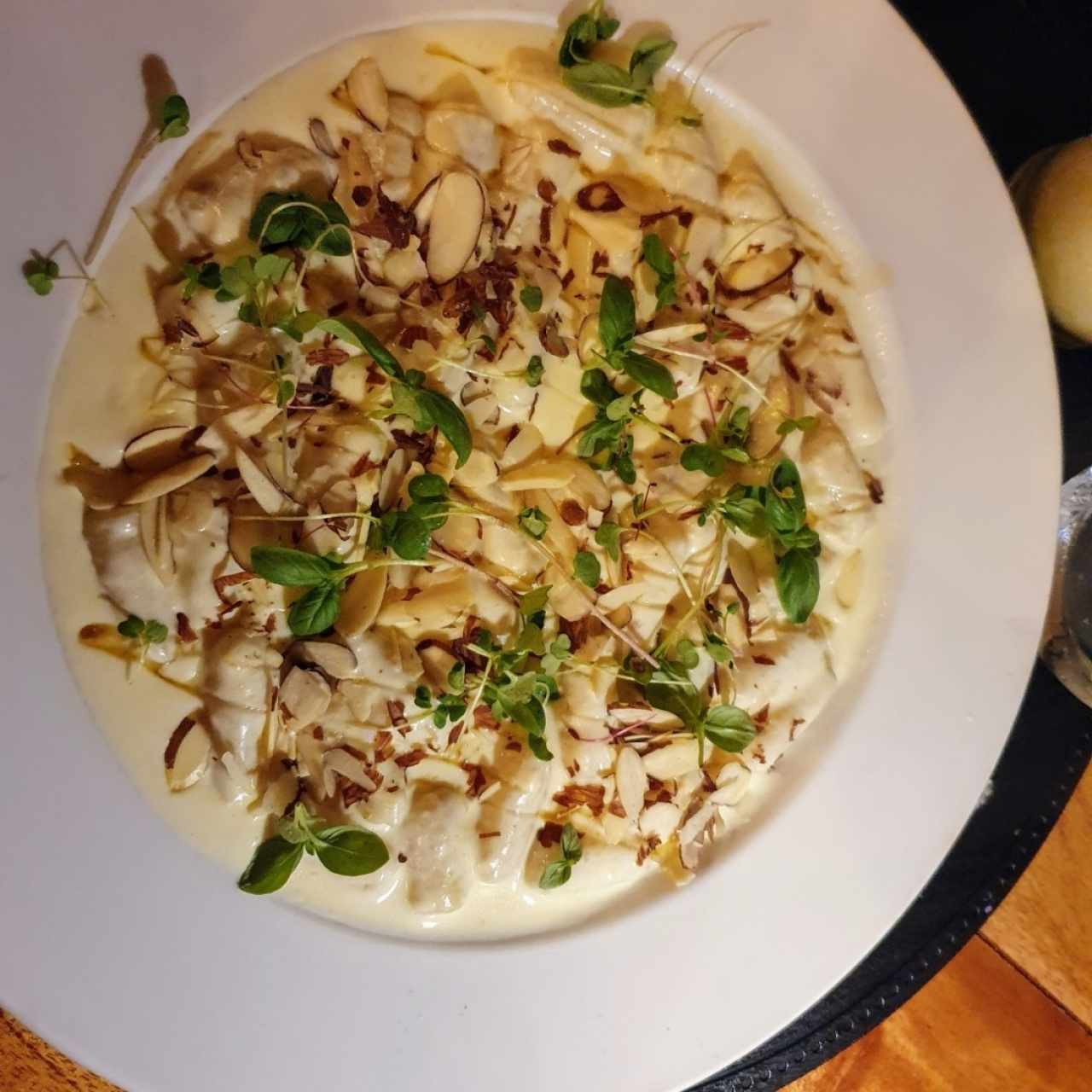 Gnocchi de Papas Caseras con fonduta de Queso Provolone ,almendras rostizadas y miel de Boquete