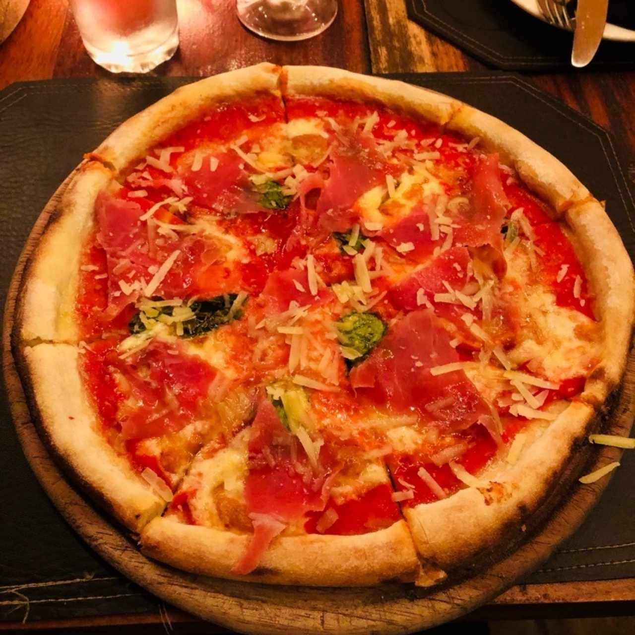 Pizza con prosciutto crudo e parmigiano