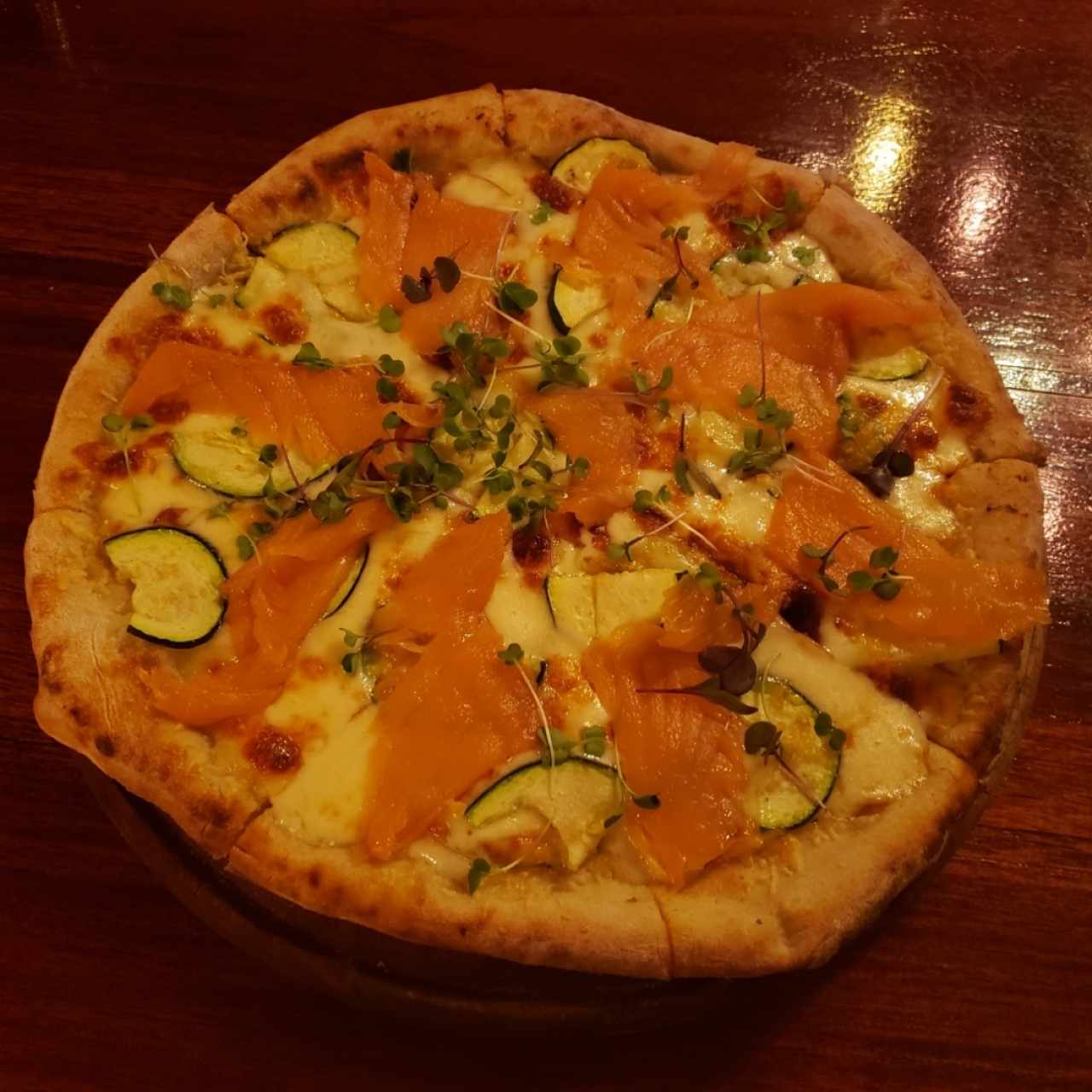 pizza del salmón ahumado