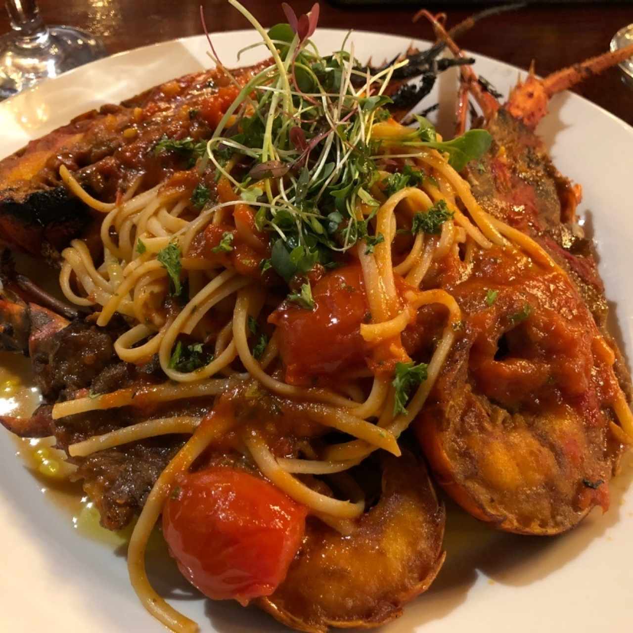 Linguine con langosta del Pacífico en salsa de tomates frescos y albahaca