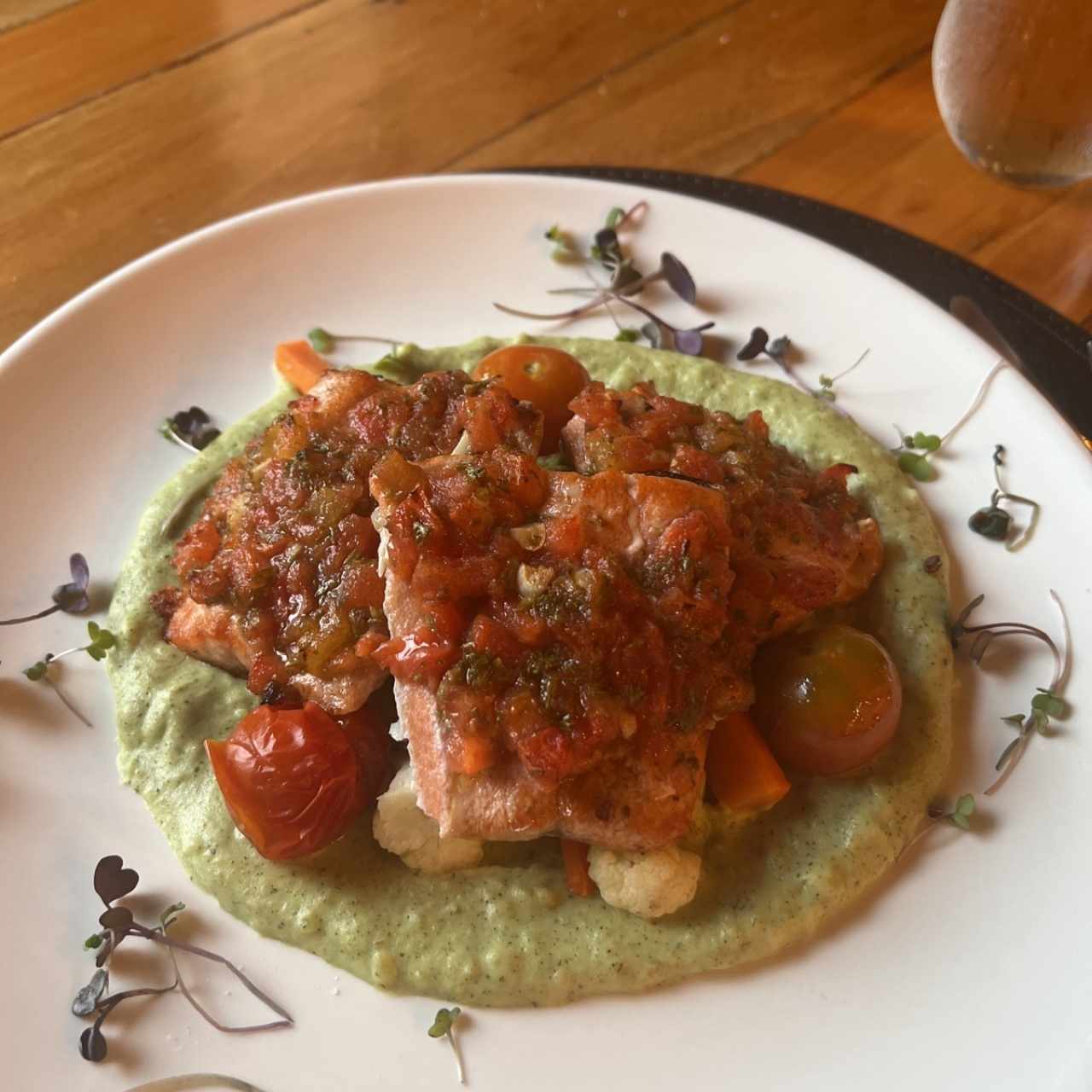 Trucha al Horno Estilo Mediterraneo con Vegetales de Temporada