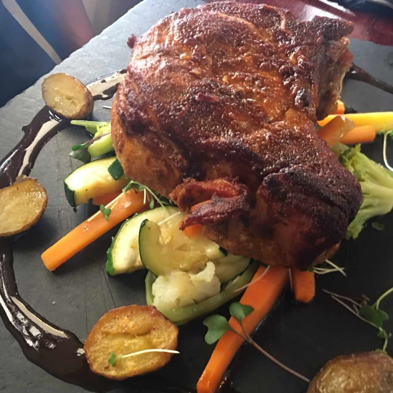 Chuletón de Cerdo con vegetales y papines asados