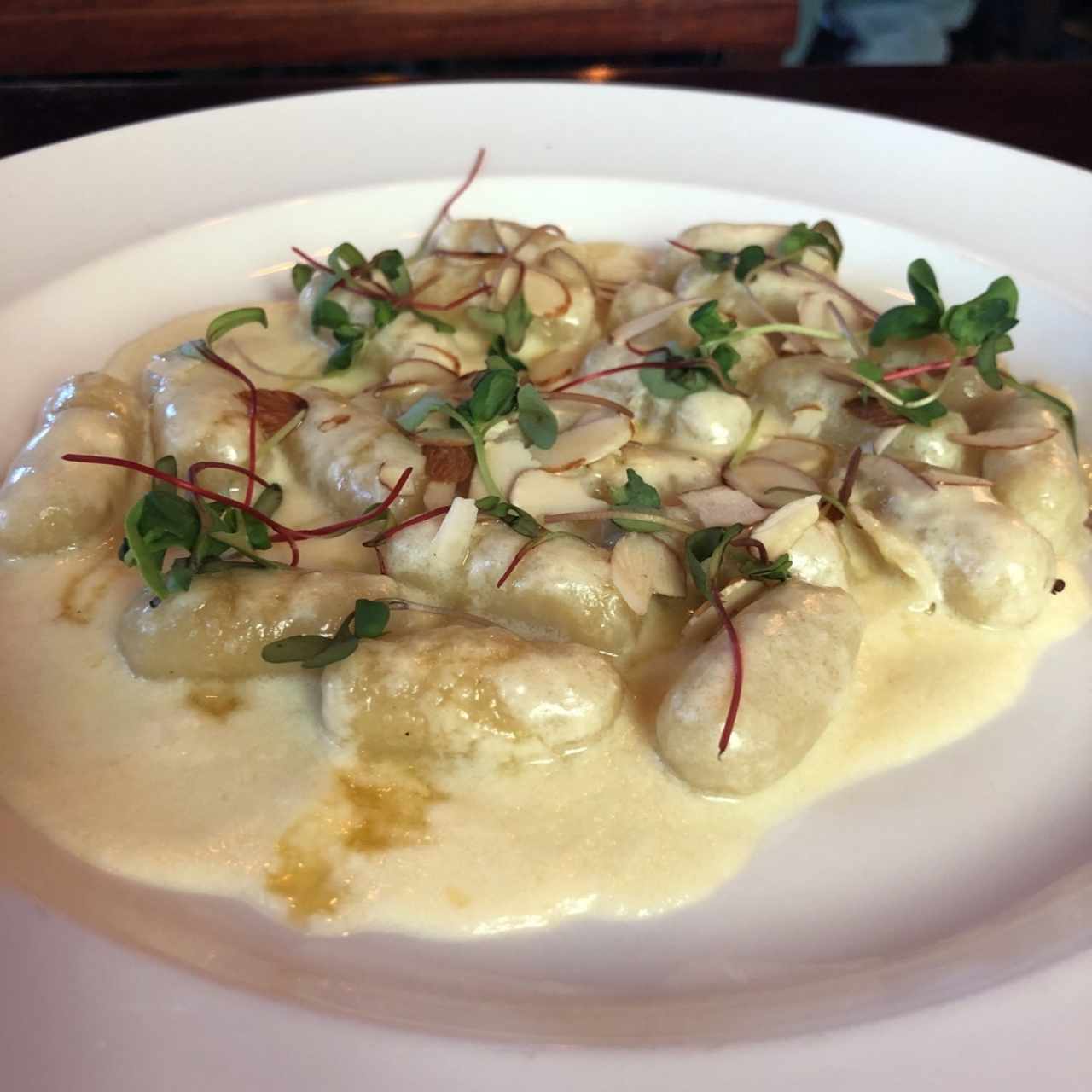 Gnocci en salsa de queso almendras y miel