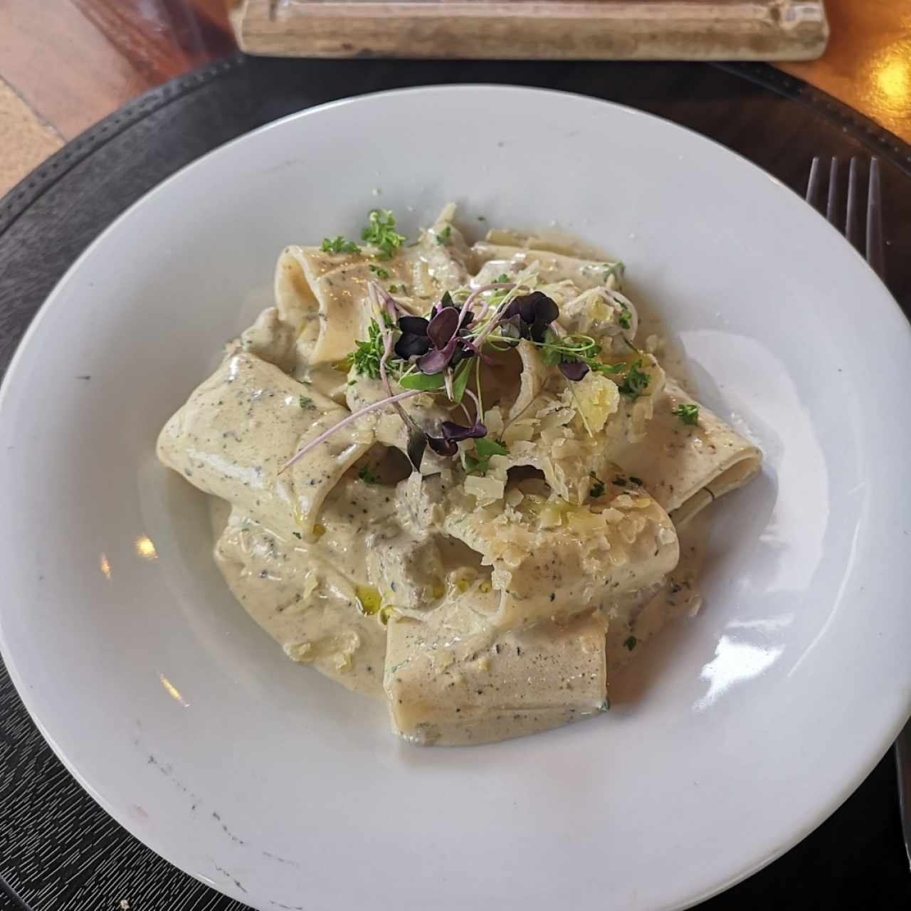 Pasta corta con carne bañada en salsa blanca de trufas 