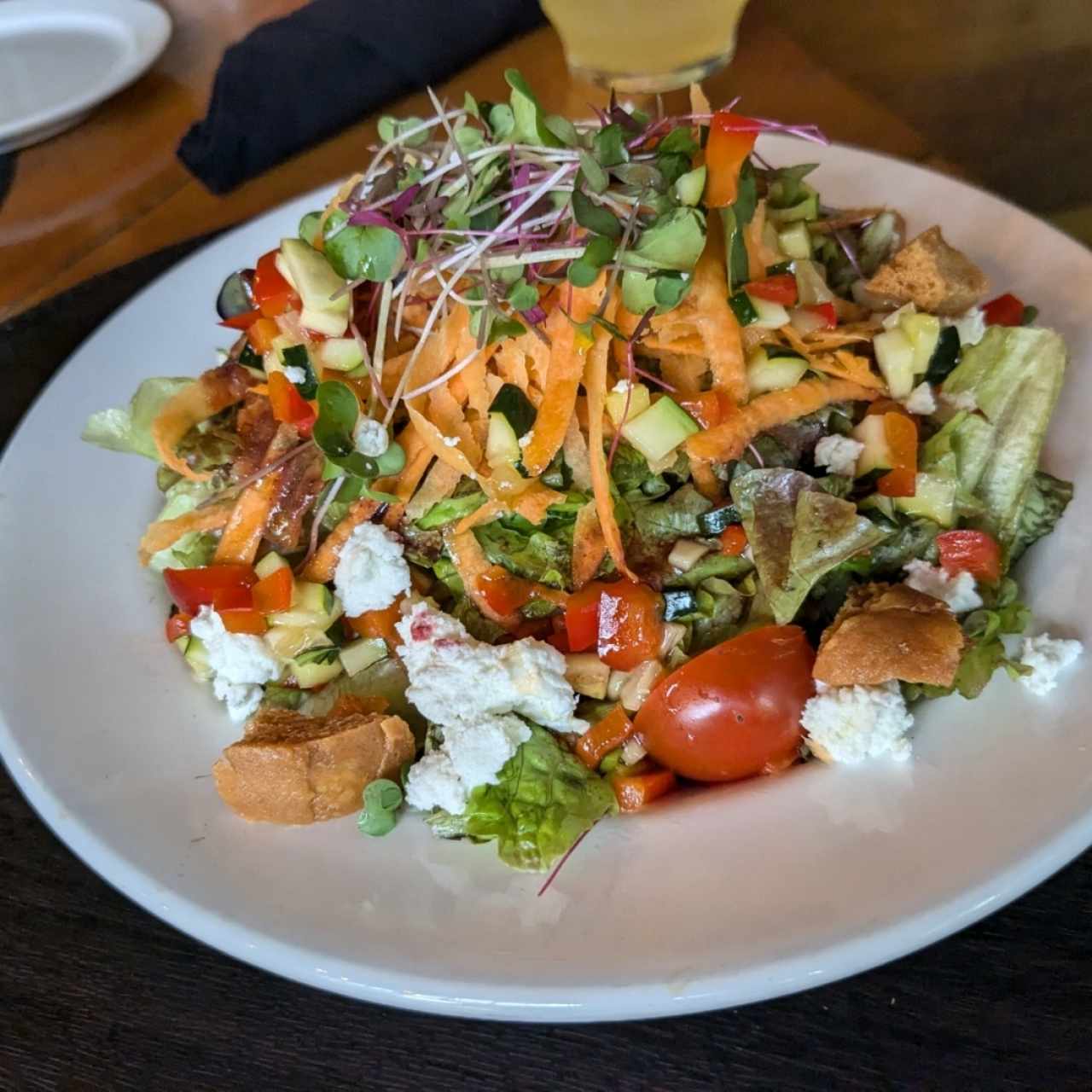 Ensalada Hidropónica con verduras a la Parrilla,Queso de cabra ,zarzamora y aderezo Balsámico