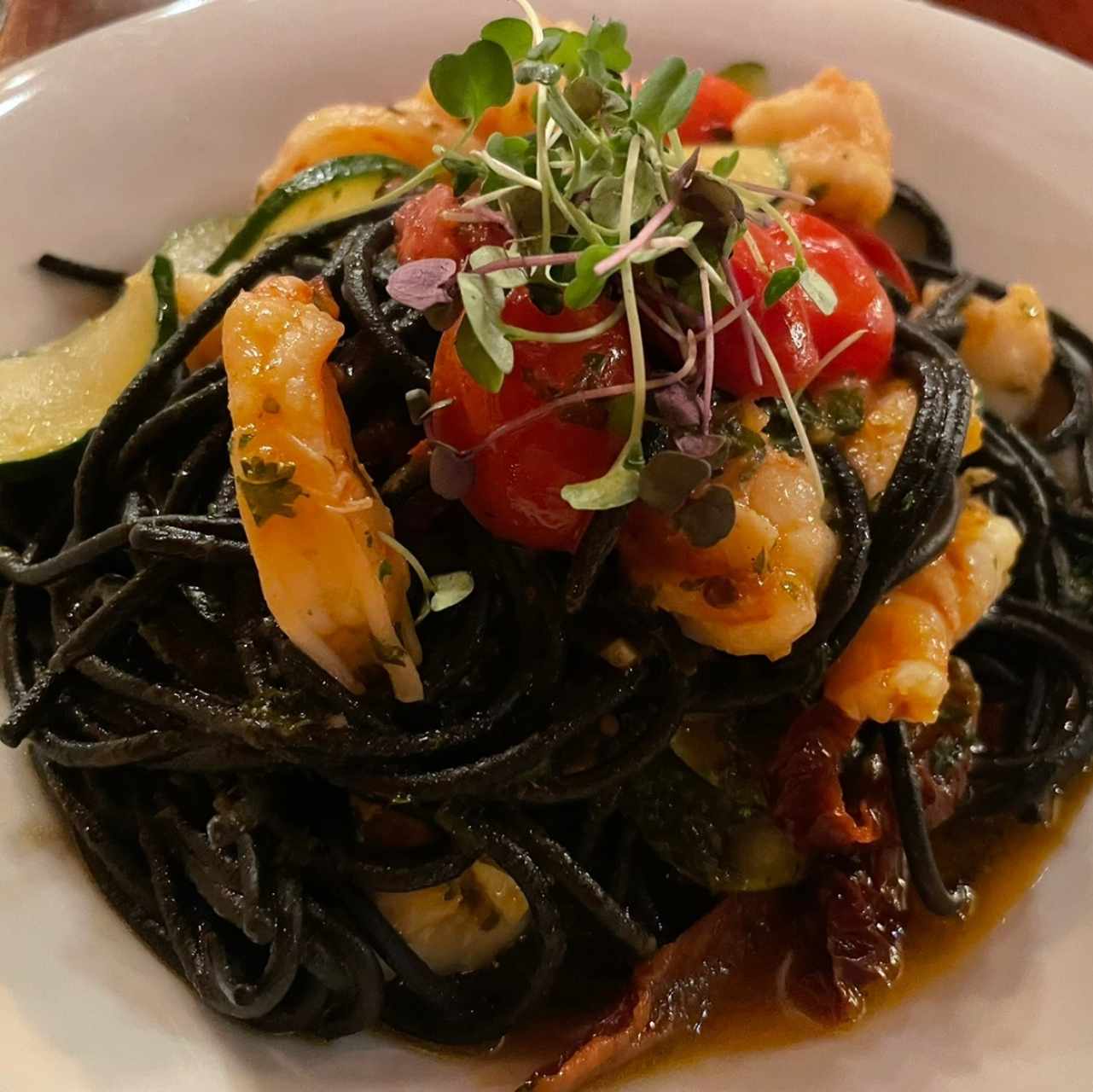 Menú del Día - Nero de Calamar con Langostinos, Zucchini y Tomates 