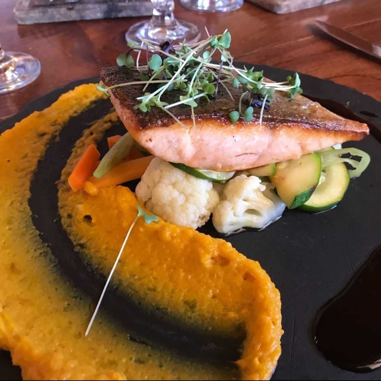 Salmón con pure de zapallo y vegetales con vinagre balsámico