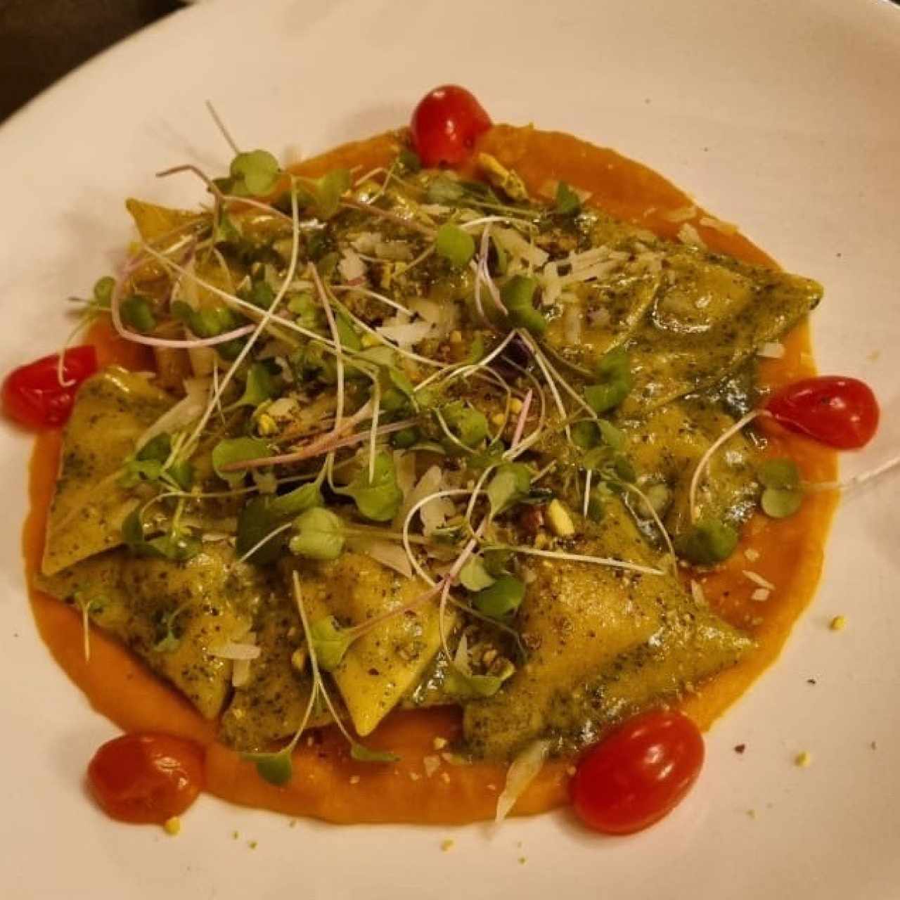 Raviolini de Cordero casero con pesto de Menta,puré de calabaza y Pistacho