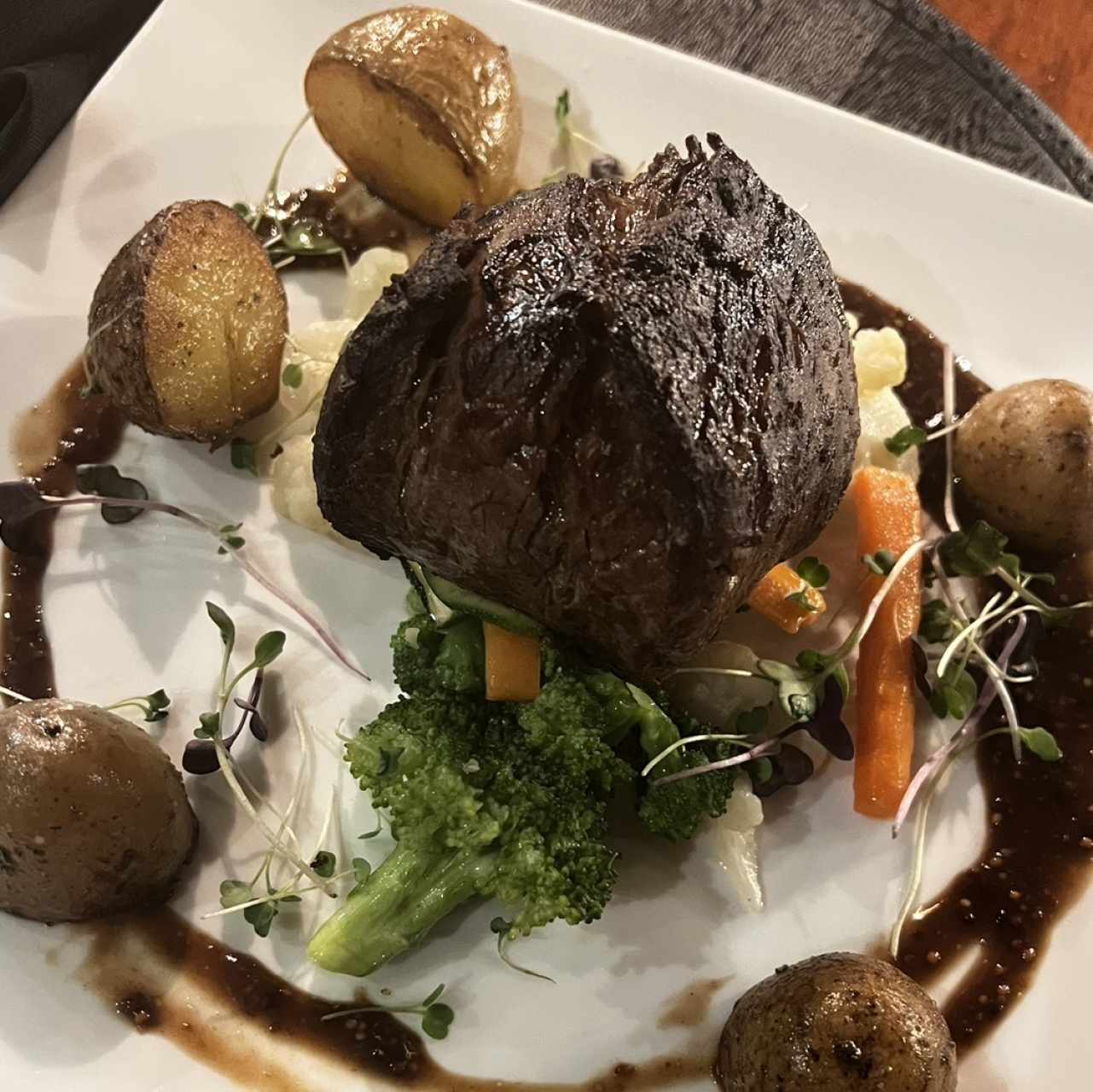 Filete de Res (9 oz)Con Papas,vegetales y salsa de Granos de Mostaza