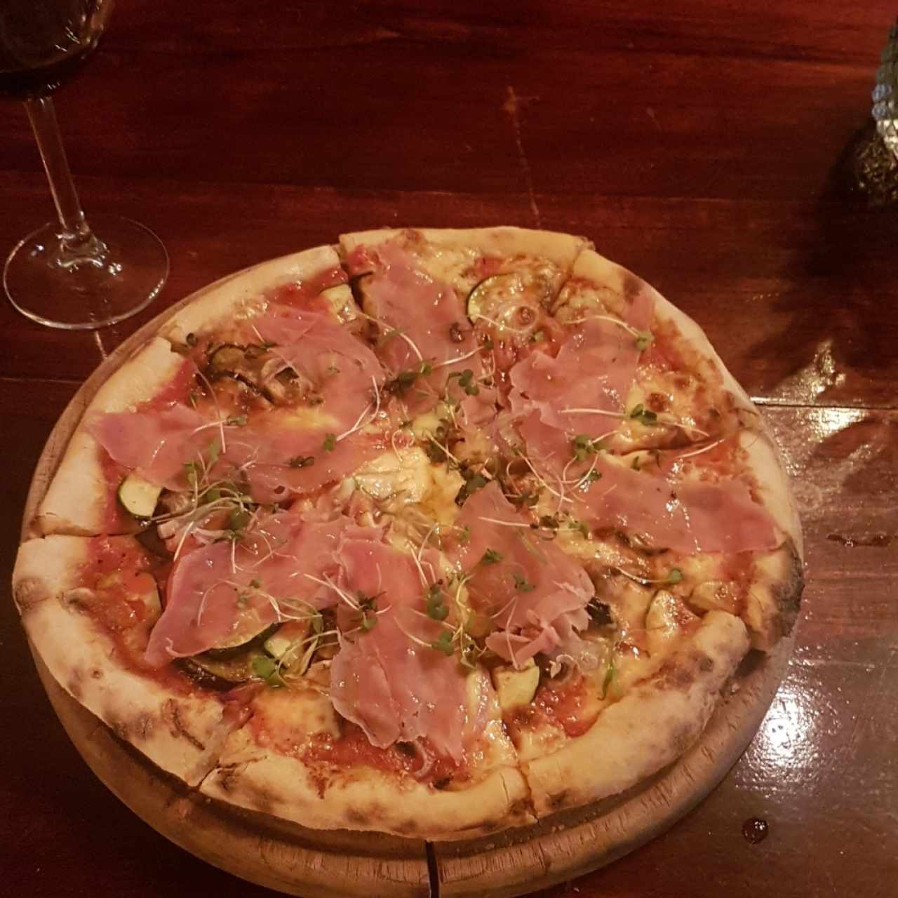 Pizza vegetariana con adicional jamón serrano 