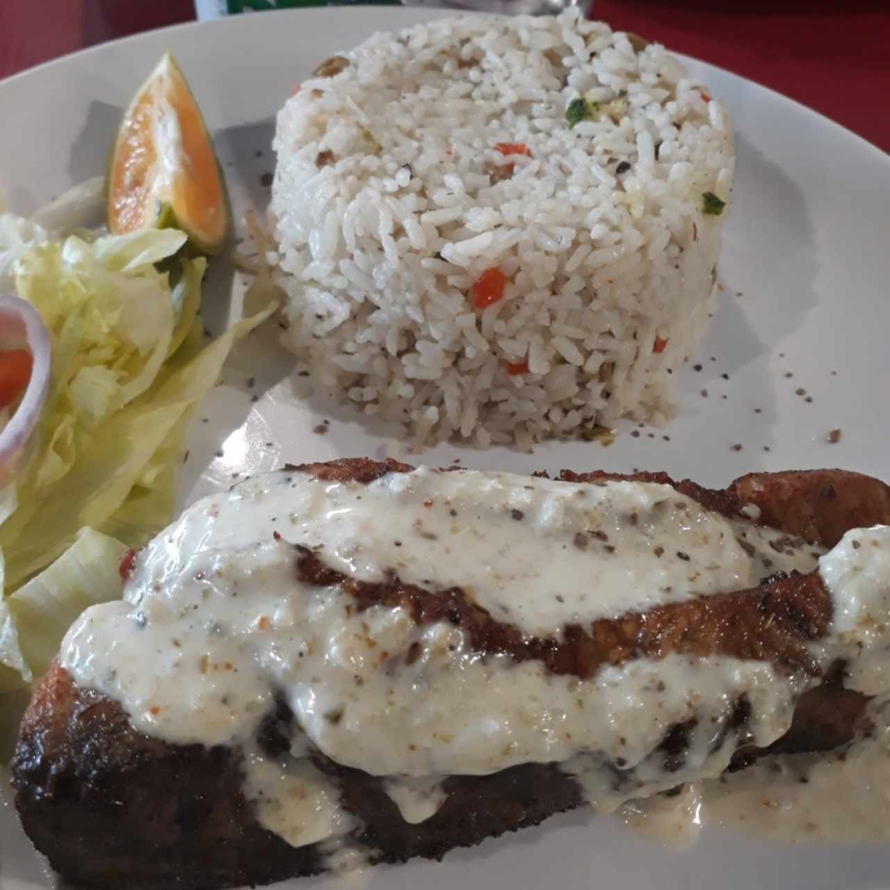 Filete de pescado relleno con arroz y ensalada