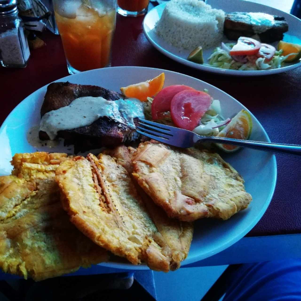 Filete de Cazón con patacones acompañado de un buen jugo de raspadura y limón