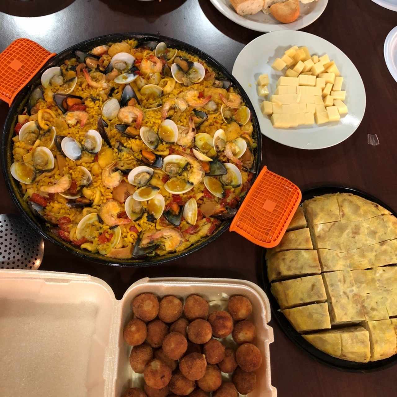 Paella de mariscos, croquetas de jamón serrano y tortilla española