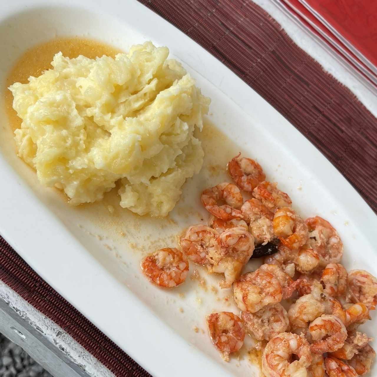 Camarones al ajillo con puré