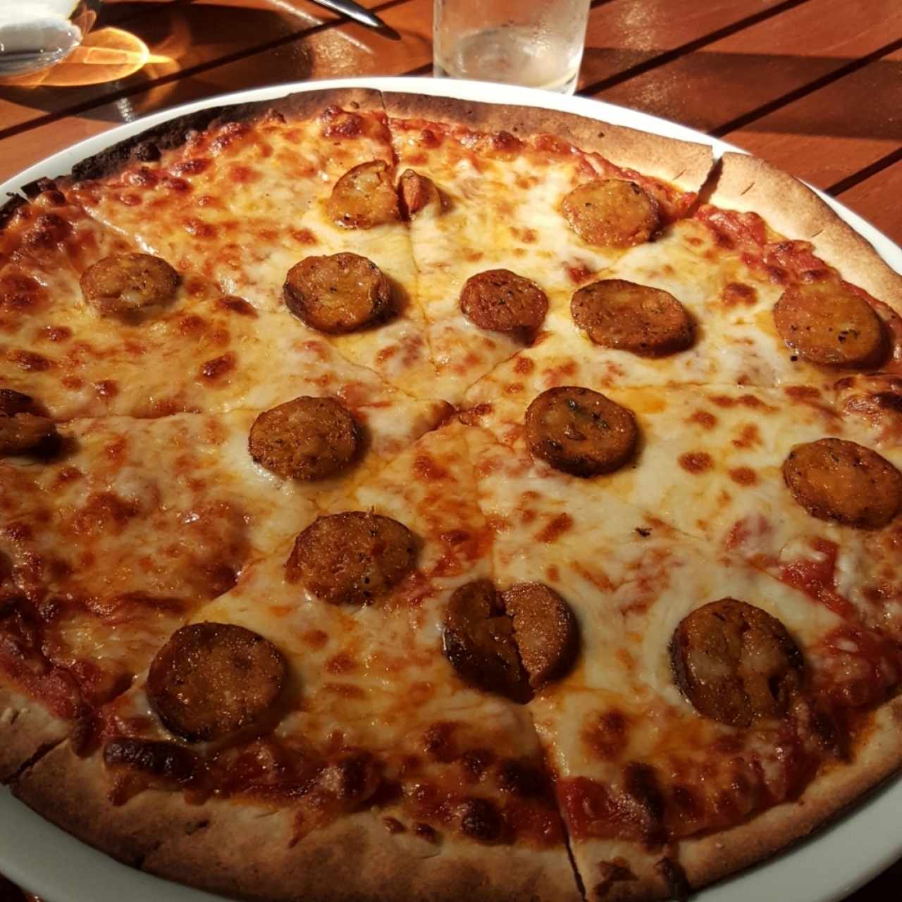 Pizza con Chorizo Tableño