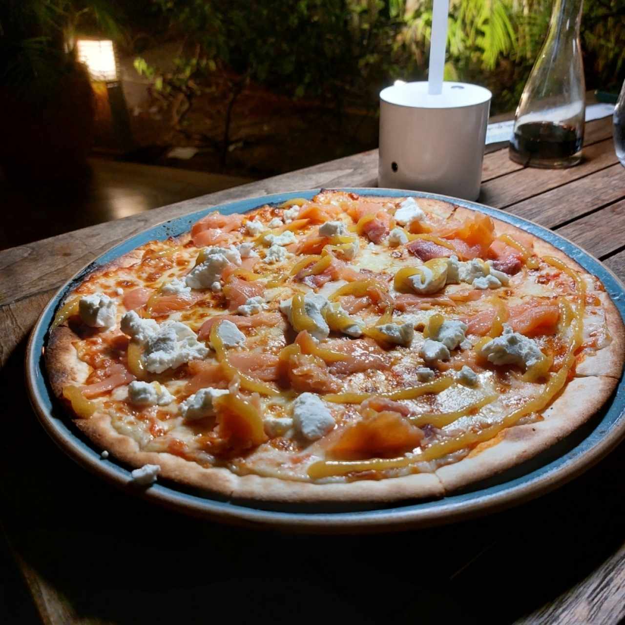 pizza de Salmon con queso de cabra y miel de mango