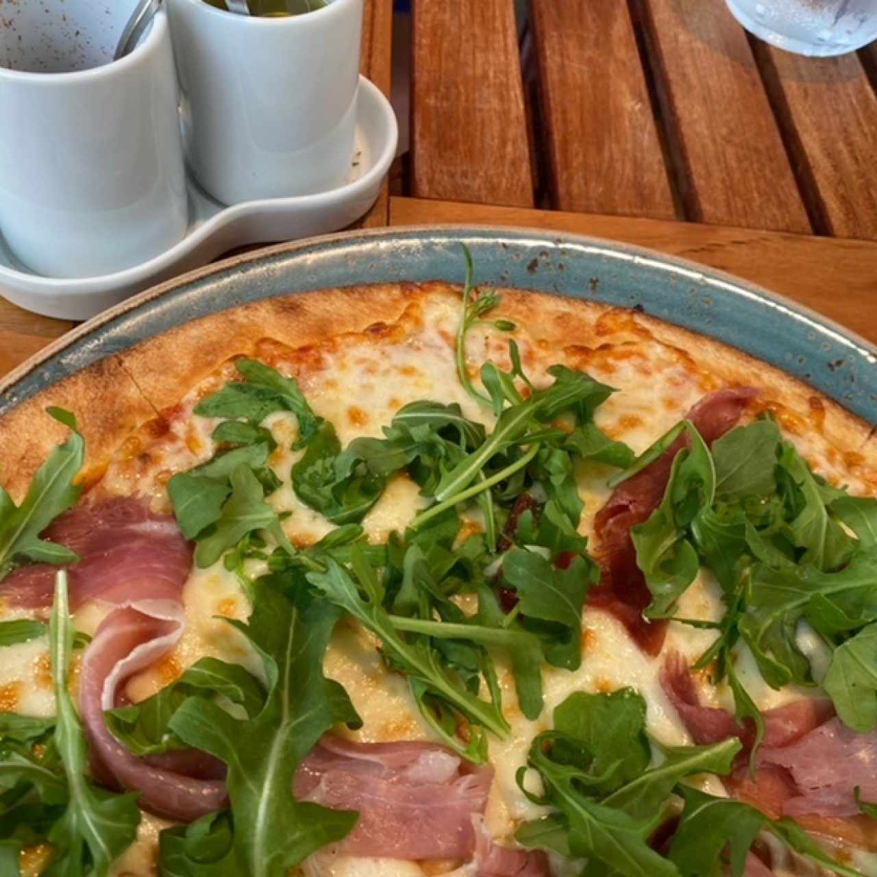 pizza prosciutto y arúgula