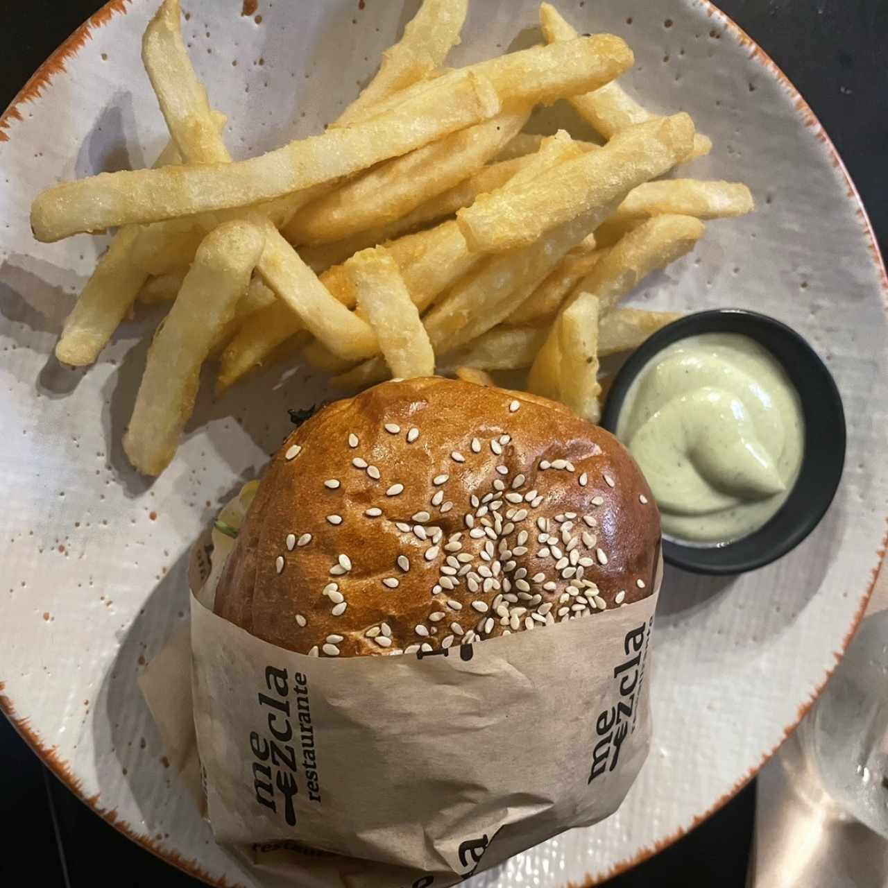 Hamburguesa ternerita 3 quesos con papas fritas