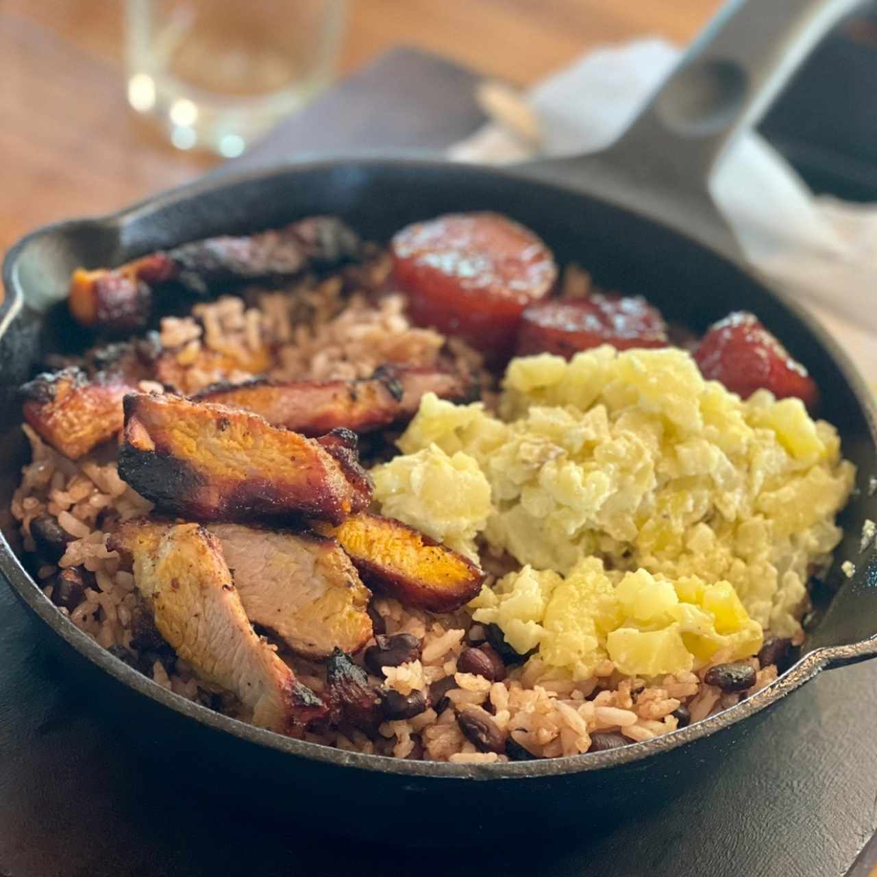 Plato del dia! Arroz confrinoles chiricanos con coco, playano. Tasajo y ensalada de papa