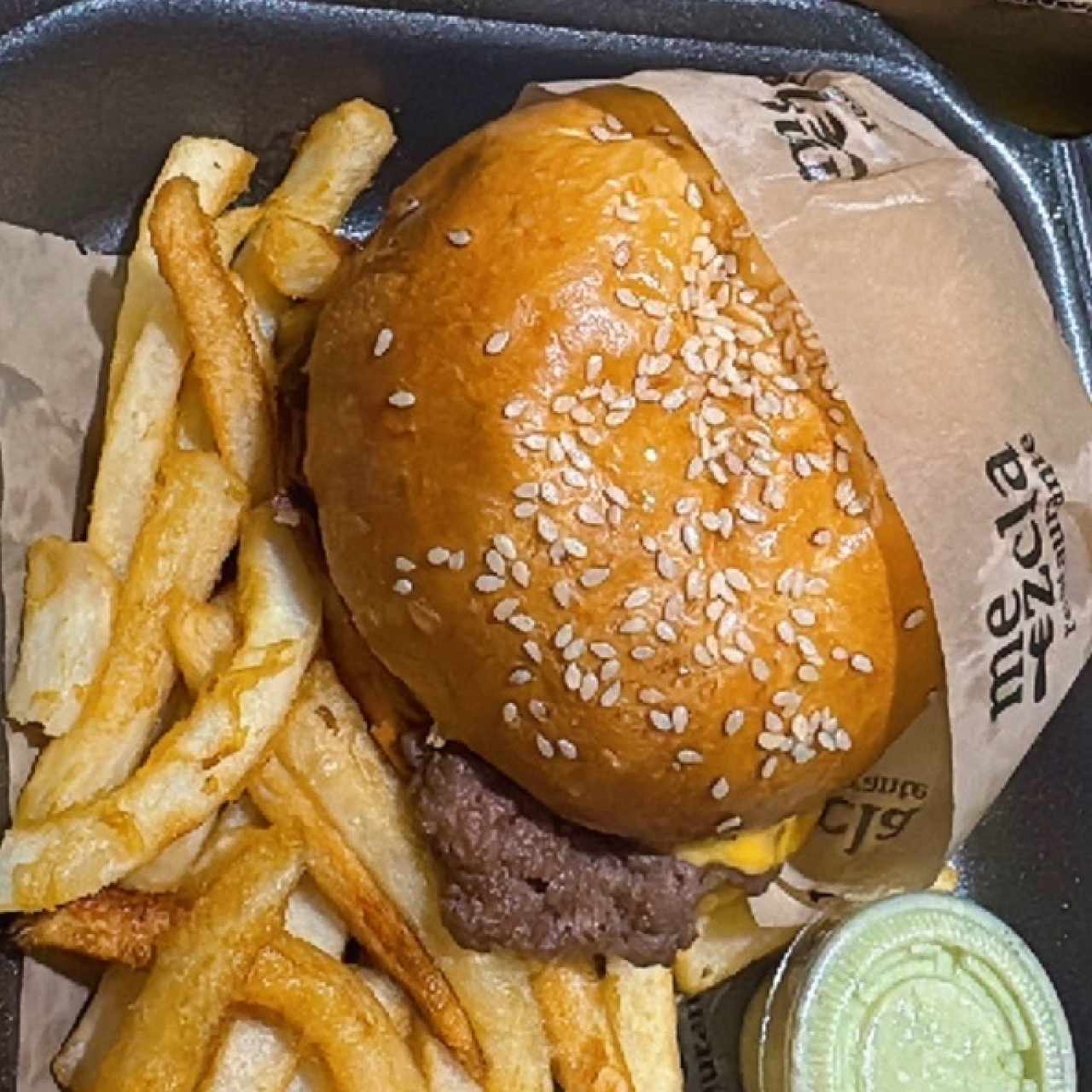 Hamburguesa clasiquita con papas fritas