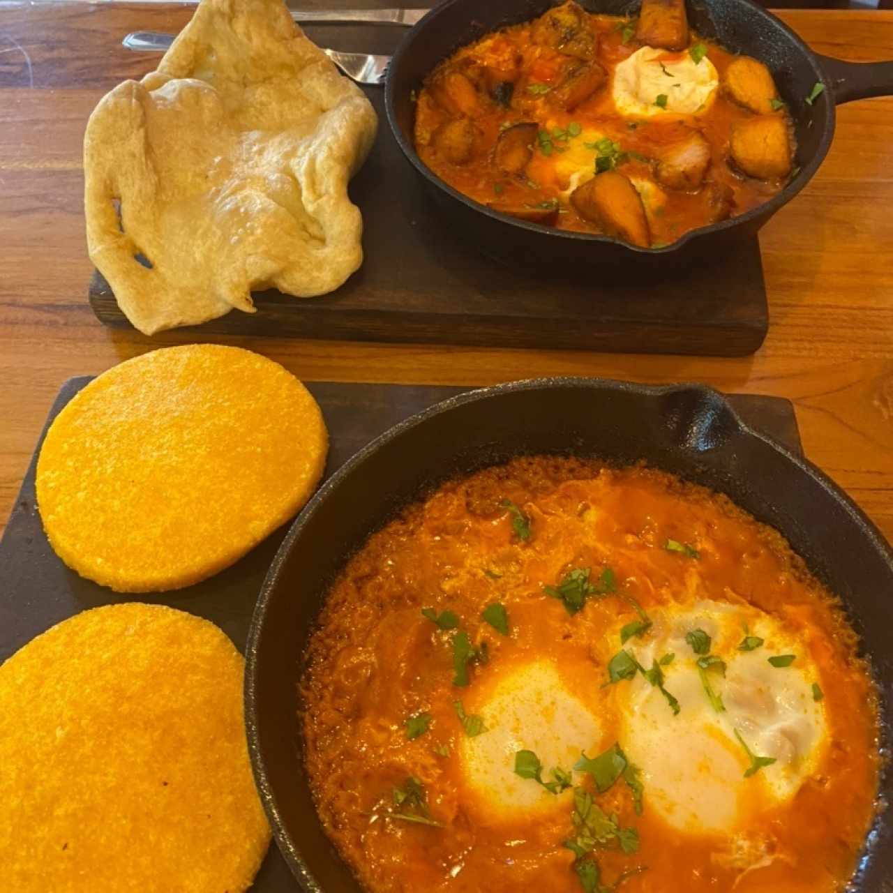 2 shatshukas, uno con tasajo ahumado y hojaldre, otro con tortilla