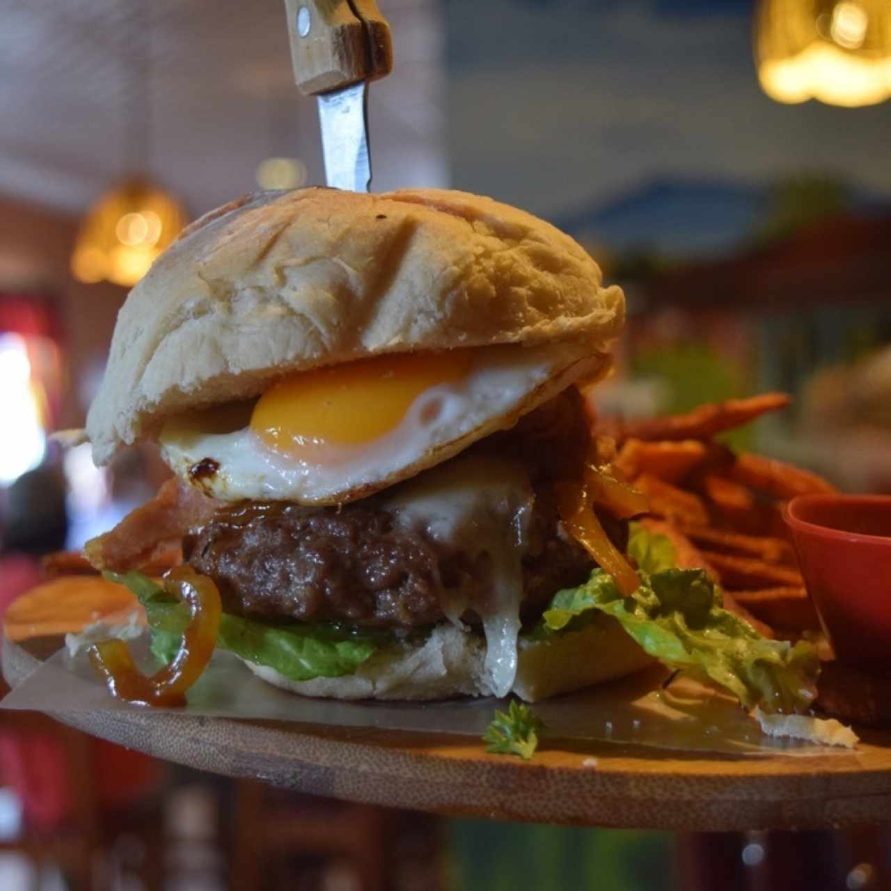 Burger de Res a caballo con camote fries