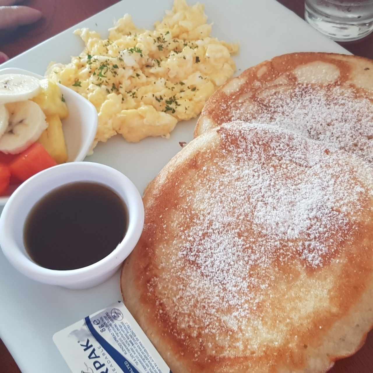 pancakes con huevos revueltos y frutas